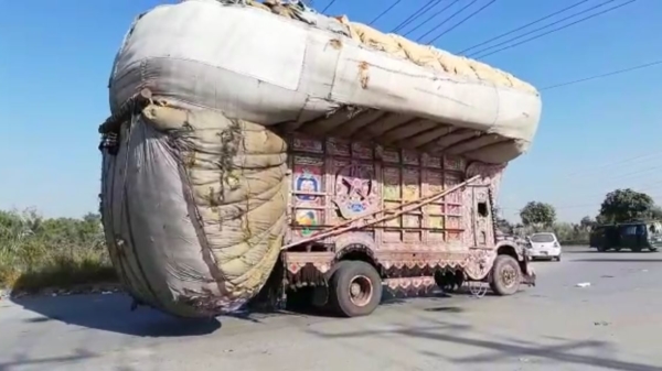 Pakistaanse vrachtwagen pleurt om dankzij bizarre belading