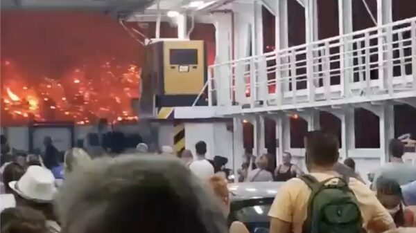 Evacuatie Griekenland vanwege bosbranden ziet eruit als ritje door Mordor