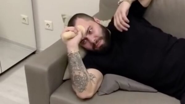 Plak eens een rubberen snikkel op het voorhoofd van je neef