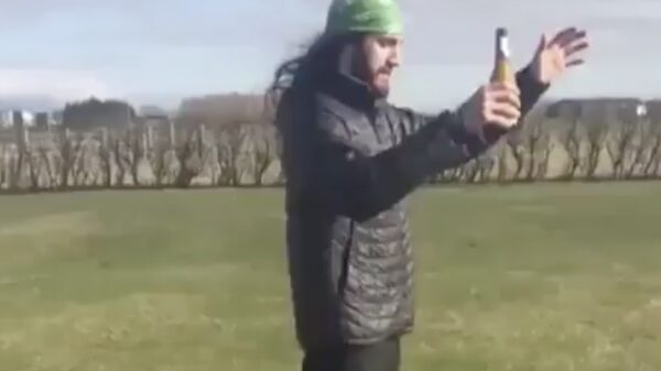 Let op: ik maak een backflip met een biertje in mijn hand!