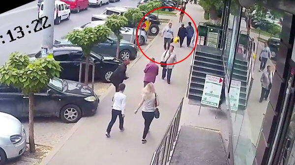 Anabolenbinkie beukt bejaarde vrouw op straat in haar maag