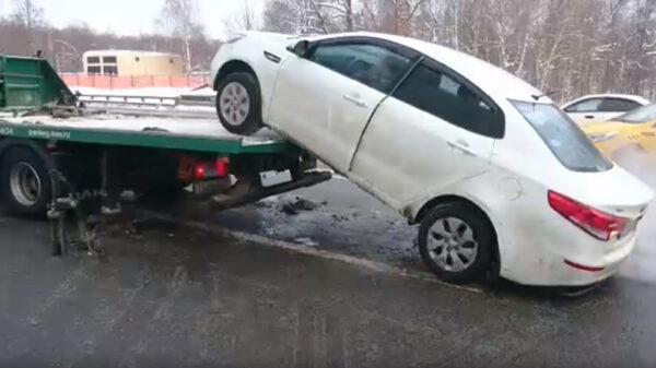 Russische randdebiel laat zijn auto niet zomaar afslepen