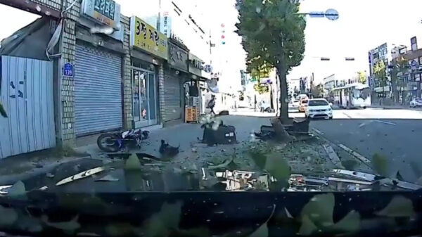 Koreaanse straatracer schrijft even kogelhard een dikke Mustang af