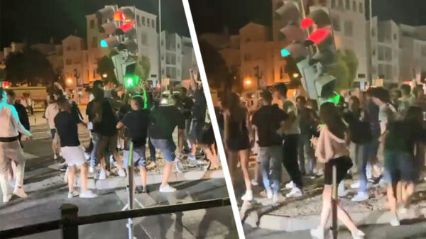 Daarom moet je NOOIT oversteken als het stoplicht op rood staat