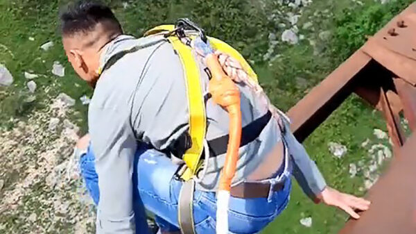 Tijdens het bungeejumpen op het laatste moment van gedachten veranderen