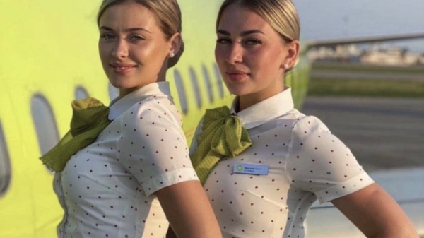 Een nieuwe lading stewardessen, soms met en soms zonder hun uniformen