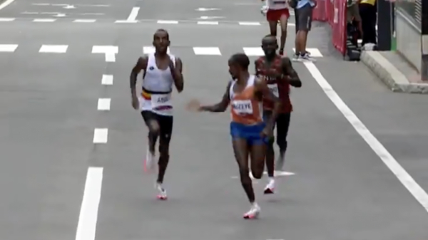 Mooi: Abdi Nageeye wint zilver op de marathon en schreeuwt trainingsmaatje naar brons