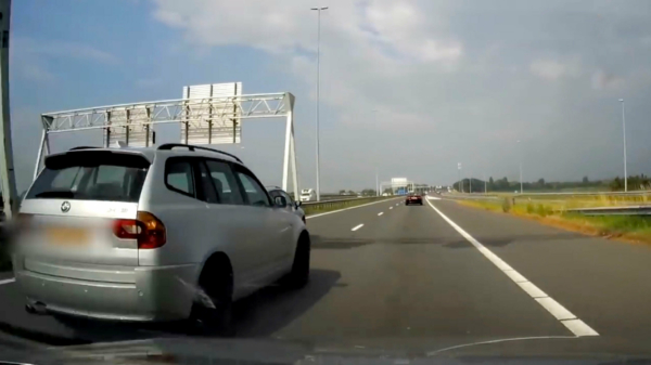 Bumperklevende BMW-aso gaat slingerend de A9 over bij verkeersfittie