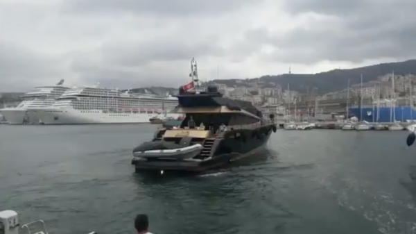 Schipper crasht tot twee keer toe zijn jacht in de haven Porto Antico in Genua
