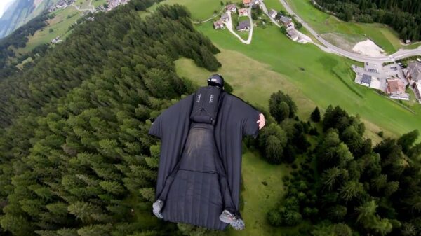 Wingsuiter Jeb Corliss doet de Death Star Run in Italië