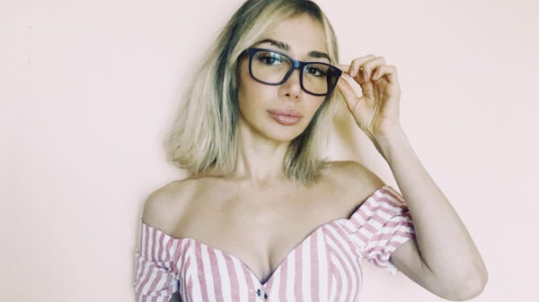 Vrouw beweert dat ze geen baan kan vinden omdat ze té lekker is