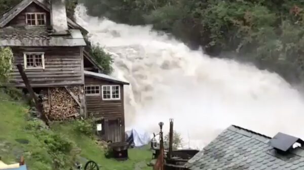Aan het water wonen in het rustgevende Noorwegen
