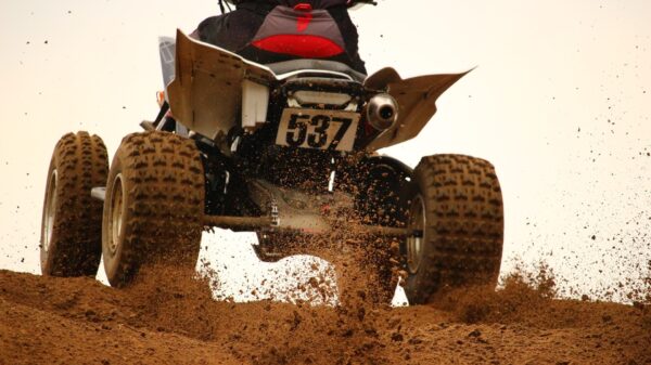 Stuntpiloot loopt een hersenschudding op tijdens wheelie op zijn quad