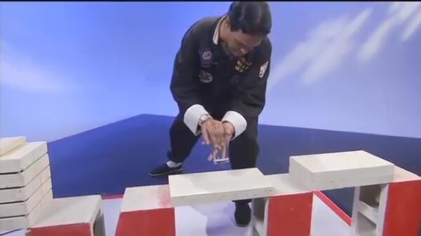 Heftige kungfu-demonstratie verpest door iets te enthousiaste reporter