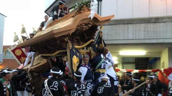 Middeleeuws straatracen in Japan ziet er gruwelijk vet uit