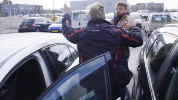 Rapper Sjors is #Boos en valt Tim Hofman aan op een parkeerplaats