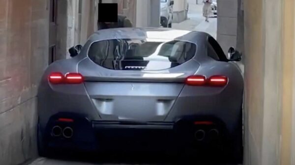 Place your bets: superdure Ferrari vs net iets te smal Italiaans steegje