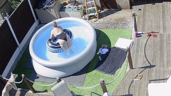 Kijk de buurvouw eens genieten van haar goedkope zwembad van AliExpress