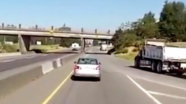 Prutser gaat meteen op de rem voor een invoegende vrachtwagen