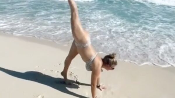 Hou mijn telefoon ff vast dan maak ik een handstand op het strand