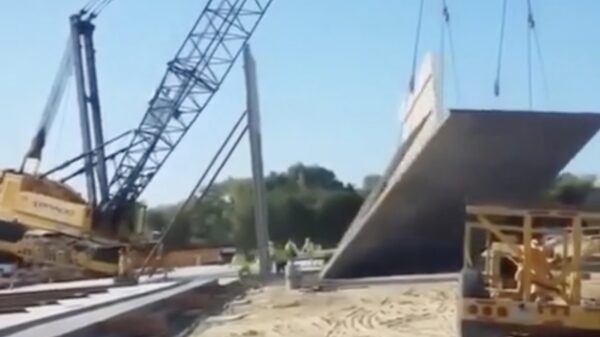 Kraan houdt het voor gezien tijdens het plaatsen van een betonnen muurtje