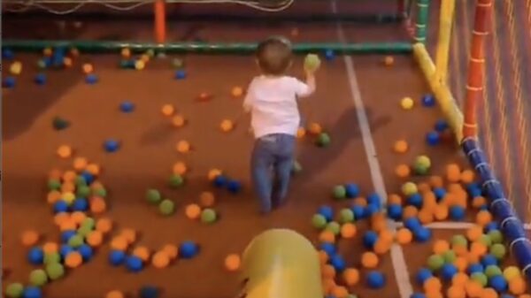 Ga met papa naar de binnenspeeltuin, it'll be fun they said