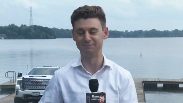 Gloednieuwe pick-up rolt het water in tijdens liveverslag op televisie