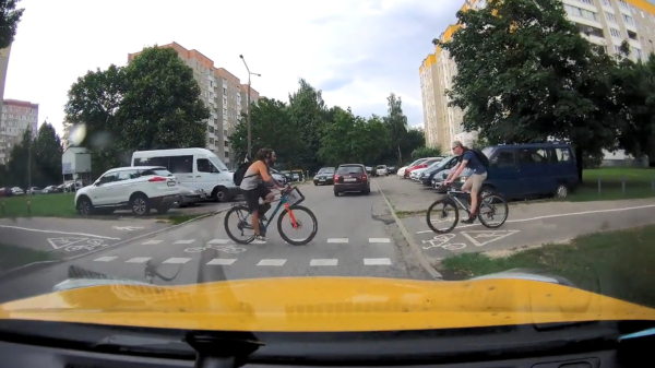 Diagnose man: fietsers knallen tegen elkaar en gaan full retar... Boks!