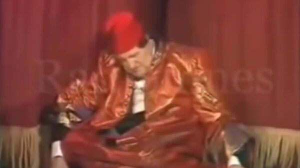 Bizarre archiefbeelden: comedyheld Tommy Cooper krijgt hartaanval op podium, publiek lacht