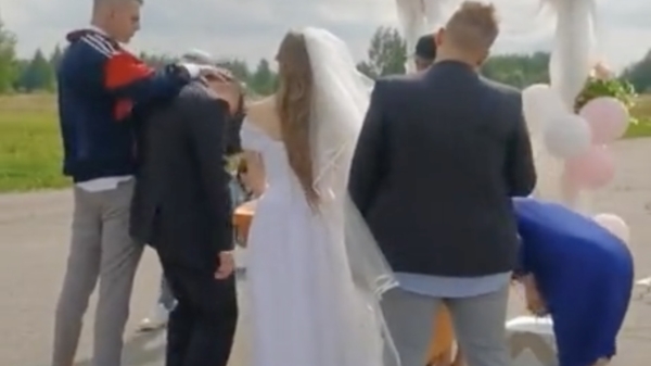 Dit is de meest Russische bruiloft die je deze week gaat zien
