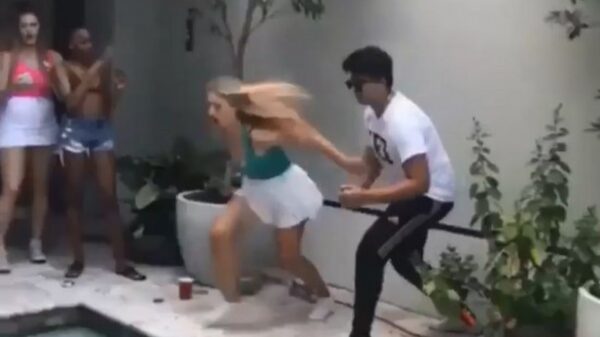 Blondje doet dappere poging om naar de overkant te springen