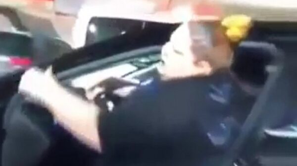 Gezellige tante komt vast te zitten in veel te krappe auto