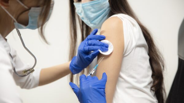 Ze bestaan echt: gekkies die vaccinatieprogramma's boycotten en zoutoplossingen uitdelen