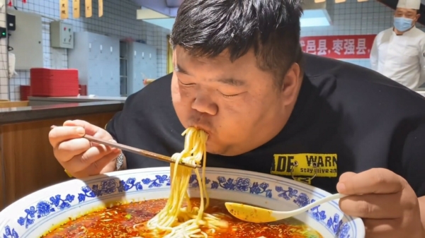 Zwaargewicht geniet tijdens zijn lunch van een lekker kommetje soep