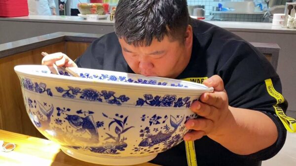 Zwaargewicht geniet tijdens zijn lunch van een lekker kommetje soep