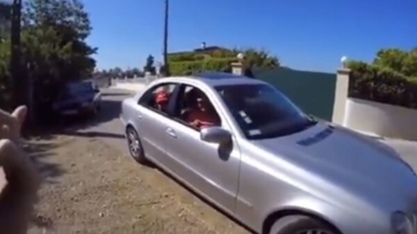 Twee 'Karens' in een Mercedes vs rotjochies op een motor en quad