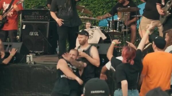 Dit is niet de meest ideale plek om tijdens een metalconcert een biertje drinken