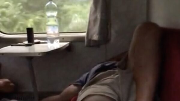 Je hebt mensen die snurken en je hebt dit slapende MONSTER