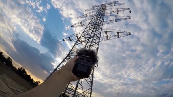 Gourski samplet het geluid van de straat en maakt er een stampend nummertje van