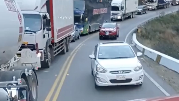 Vrachtwagen dwingt aso-automobilist tot heerlijke 'drive of shame'
