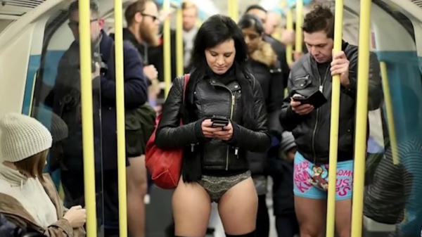 Ook in Nederland gaan mensen in hun ondergoed met de metro tijdens de No Pants Subway Ride