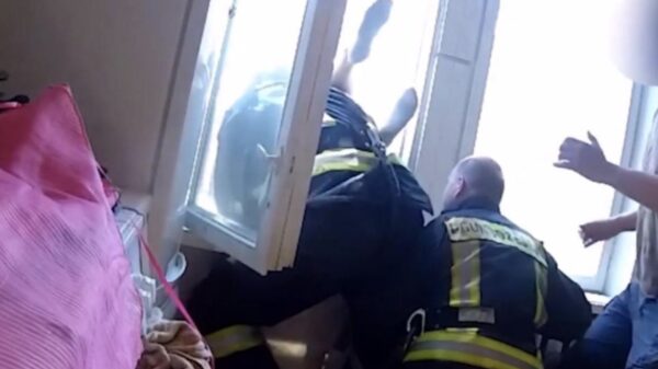 Zelfmoordpoging wordt vakkundig verijdeld door brandweermanbaas