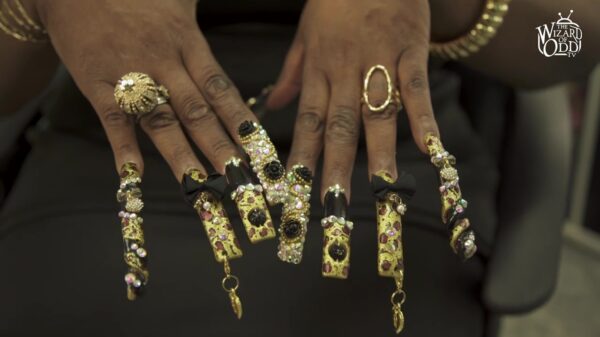 Er is blijkbaar een club voor vrouwen met fakking lange nagels