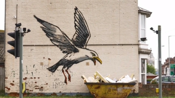 Banksy maakt een lading nieuwe kunstwerken langs de Engelse kust tijdens zijn 'spraycation'