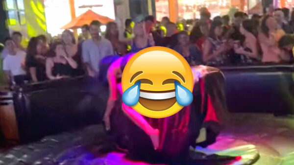 Jongedame met een (te) kort rokje maakt indruk op mechanische stier