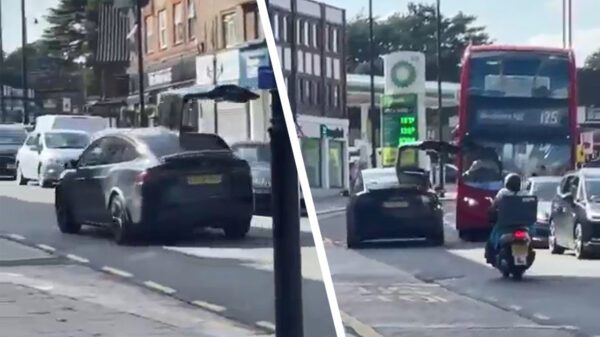 Bus trapt open deur in als flapdrol in een Tesla hem vergeet te sluiten