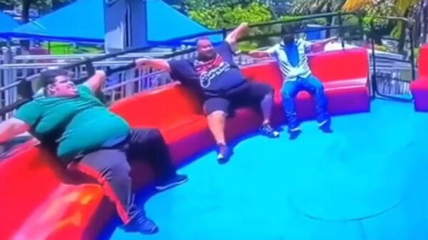 BFF's worden flink door elkaar geschud in een kermisattractie