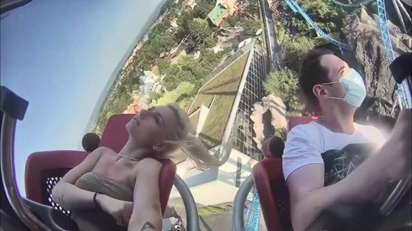 Views scoren op de interwebs; doen alsof je nokkie gaat in een achtbaan