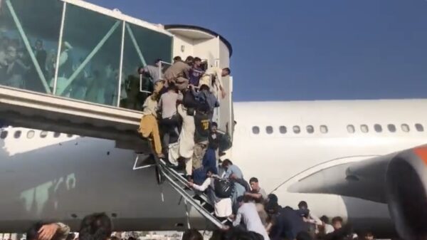 5 doden op chaotisch vliegveld van Kabul; mensen vluchten massaal Afghanistan uit