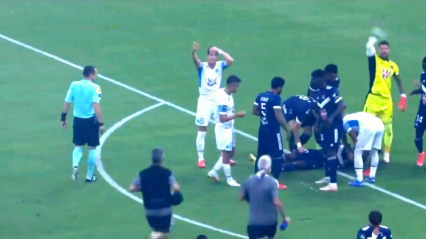 Video: Bordeaux-spits Samuel Kalu zakt in 6e minuut elkaar op het veld